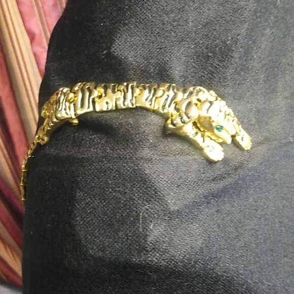 Over the Shoulder Articulated 1980 Gold/Black Panther Brooch with Green Eyes - Picture 4 of 11